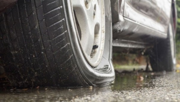 Мъж откри автомобила си с нарязани гуми / Новини от Казанлък