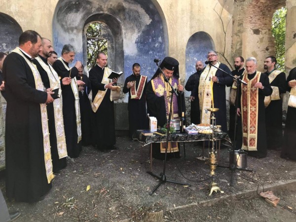 Митрополит Киприан отслужи празничен молебен в Потопената църква на с.Виден / Новини от Казанлък