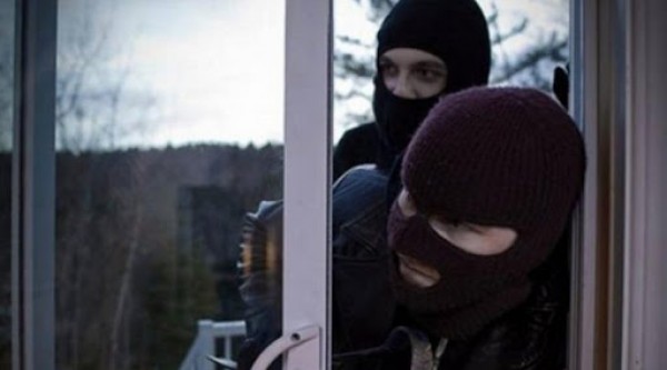 Крадци се промъкнаха в дома на 45-годишен мъж през прозореца  / Новини от Казанлък