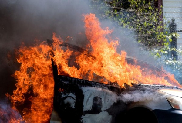 Пожар изпепели автомобил и повреди друг в Казанлък / Новини от Казанлък