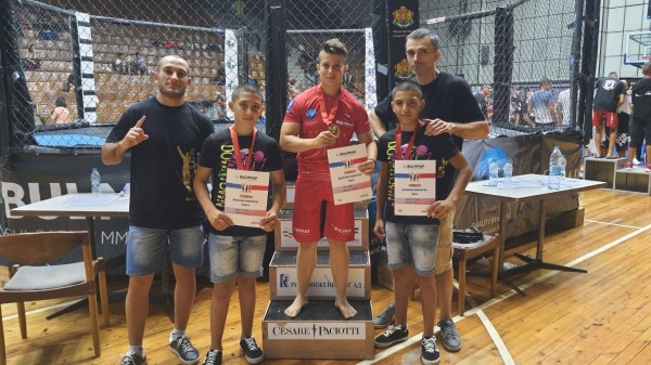 Казанлъшките ММА бойци с две шампионски титли и пет медала от Държавното първенство / Новини от Казанлък