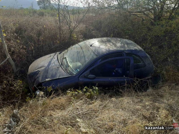 Жена излетя в канавката с автомобила си край с. Розово / Новини от Казанлък