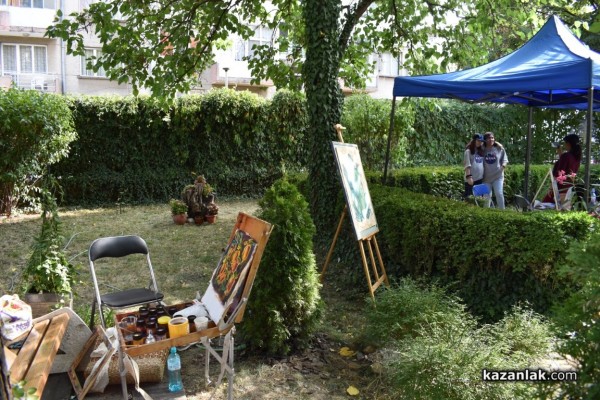 Творчество и музика събра градината на музей “Чудомир“ / Новини от Казанлък