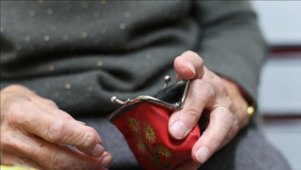 Крадла издърпа със сила портмонето на 77-годишна баба от ръцете ѝ / Новини от Казанлък