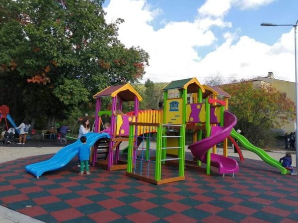 Енинка подари чисто нова детска площадка на селото си / Новини от Казанлък
