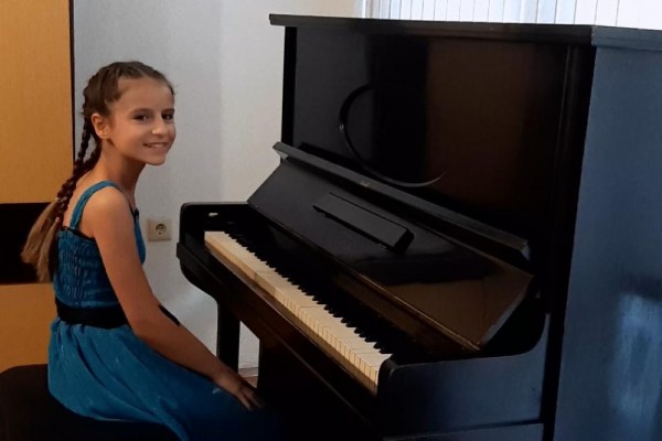 Награди, поздравления и аплодисменти за талантите от клавирния клас на Елена Юлиянова / Новини от Казанлък