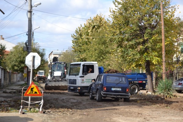 Започна ремонтът на улица “Войнишка“ в Казанлък / Новини от Казанлък