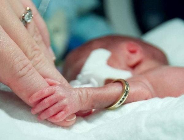 Старозагорски лекари спасиха бебе, родено с тегло 480 грама / Новини от Казанлък