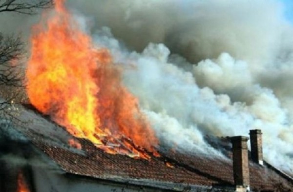 Пожар засегна два имота в Копринка / Новини от Казанлък