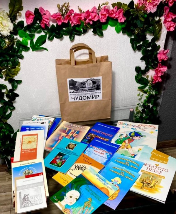 ЛХМ “Чудомир“ дариха книги за кампанията “За нещотърсачиТе“ / Новини от Казанлък