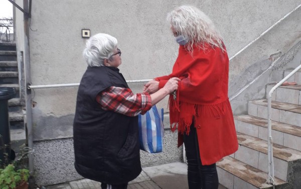 Кметство Шипка отново подкрепи самотноживеещи възрастни хора за Коледа / Новини от Казанлък