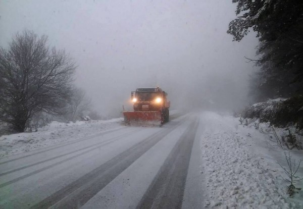 Снегът затвори Хаинбоаз. Пренасочват пътуващите през Шипка / Новини от Казанлък