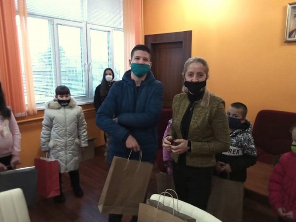 137 ученици се включиха в коледния конкурс на ОУ “Георги Кирков“ / Новини от Казанлък