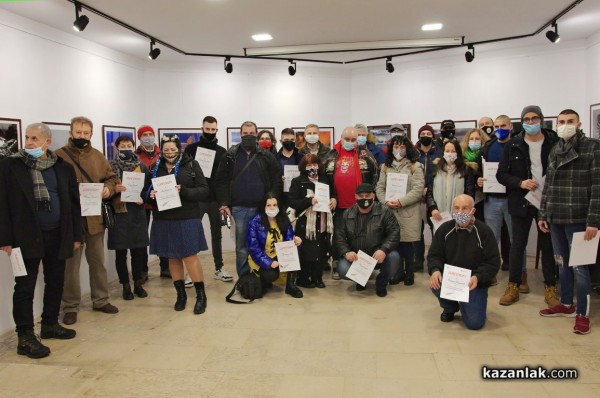 36 автори изпълниха Третия салон на казанлъшките фотографи / Новини от Казанлък