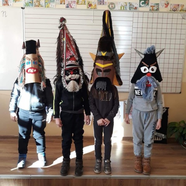 Красиви кукерски маски направиха първокласници от ОУ “Кулата“ / Новини от Казанлък