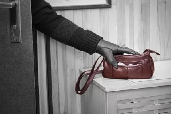 Откраднаха дамска чанта от къща в Казанлък / Новини от Казанлък