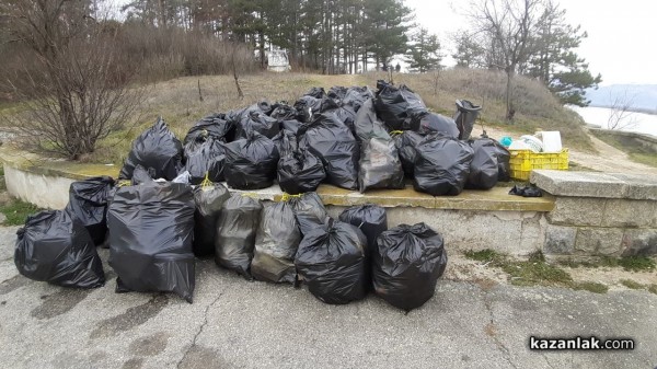 80 чувала с отпадъци събраха при почистване на язовир Копринка / Новини от Казанлък