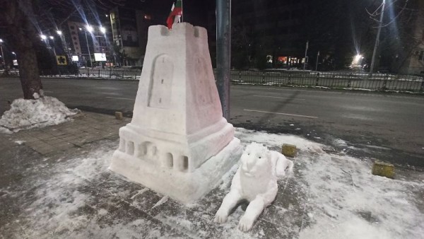 Снежна скулптура на Паметника на Свободата се появи в Пловдив / Новини от Казанлък