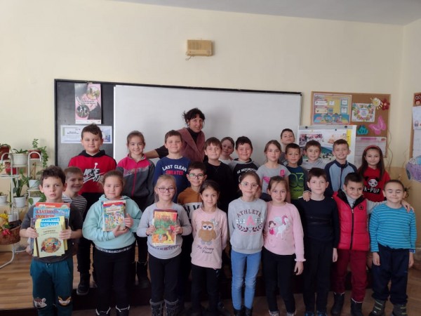 Ученици от ОУ „Никола Й. Вапцаров“ напълниха къщичките за книги в Розариума / Новини от Казанлък