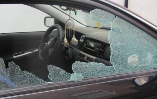 Три автомобила осъмнаха с разбити стъкла в Казанлък / Новини от Казанлък