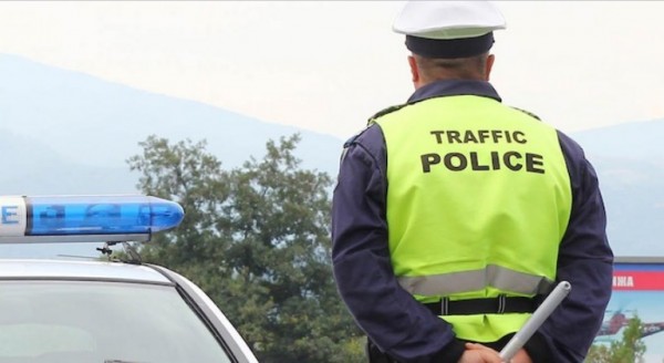 Шофьор с нерегистриран автомобил и друг с над 2 промила алкохол се натъкнаха на полицаи / Новини от Казанлък