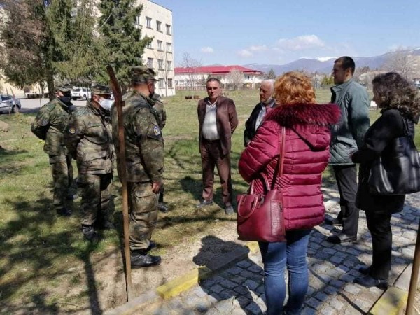 Военни засадиха над 40 фиданки в гарнизона в “Седмицата на гората” / Новини от Казанлък