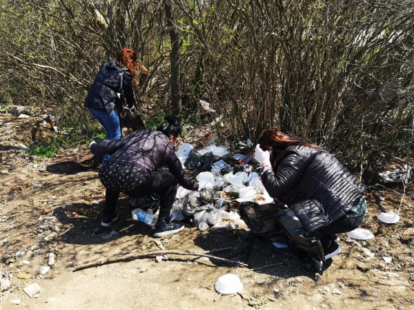 Общинските служители почистват край язовир “Копринка“ / Новини от Казанлък