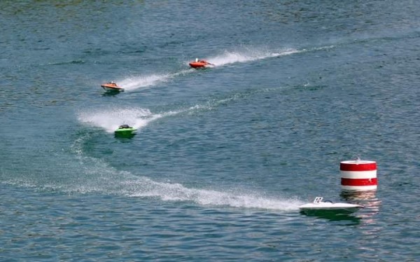 Екстремни гонки с радиоуправляеми лодки на Синята река дават старта на Републиканското първенство / Новини от Казанлък