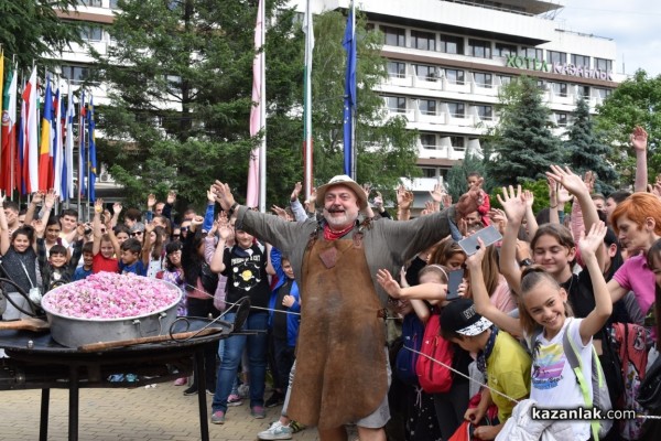 С 1 000 сладоледа със сладко от рози, Ути зарадва децата за празника на града / Новини от Казанлък
