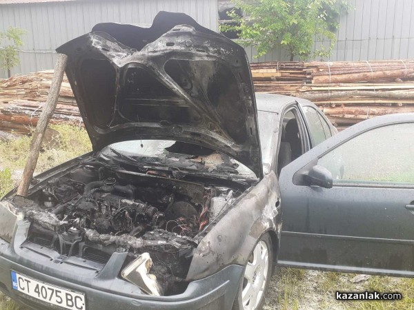 Паркиран Фолксваген се запали в цех за дървен материал / Новини от Казанлък