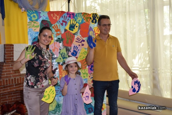 Наградиха първокласничката Сиана за рисунка, част от изложба в Народното събрание / Новини от Казанлък