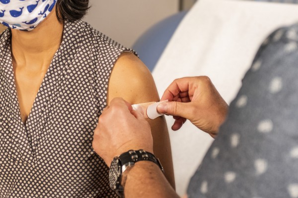 РЗИ продължава ваксинирането по селата чрез мобилни пунктове на открито / Новини от Казанлък