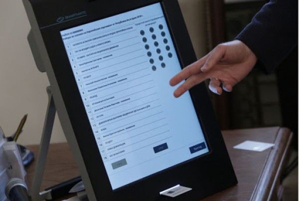 Демонстрация за гласуване със специализирано устройство за машинно гласуване / Новини от Казанлък