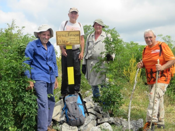 Туристи-ветерани си спретнаха приключение до Гребен и Лозенската планина / Новини от Казанлък