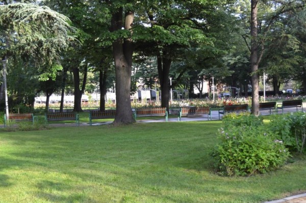 Пръскане срещу комари в парковите пространства в Казанлък / Новини от Казанлък