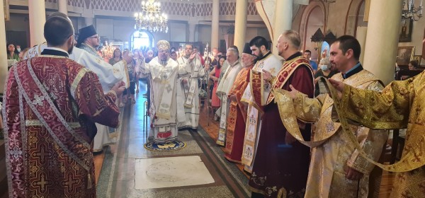 Митрополит Киприан оглави литургията в Казанлък на Голяма Богородица / Новини от Казанлък