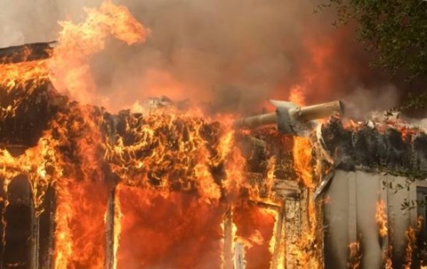 Пожар изпепели две постройки и селскостопански инвентар  / Новини от Казанлък