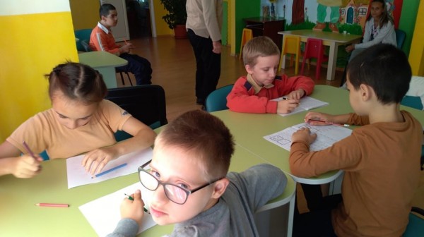 Децата в ДЦДУ „Работилница за мечти“ започнаха седмицата с изкуство / Новини от Казанлък