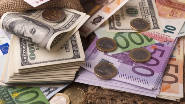 Апаши задигнаха голяма сума от евро, левове, долари и крони  / Новини от Казанлък