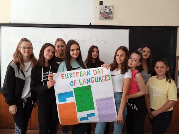 Осмокласниците на ПГЛПТ отбелязаха Европейския ден на езиците с различни инициативи / Новини от Казанлък
