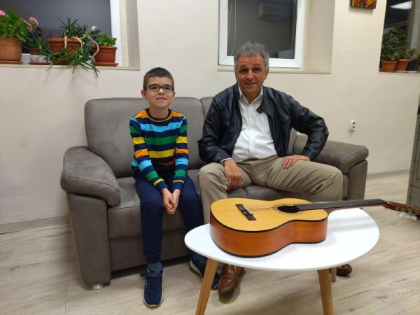 8-годишен китарист е сред финалистите на престижен конкурс в Испания / Новини от Казанлък