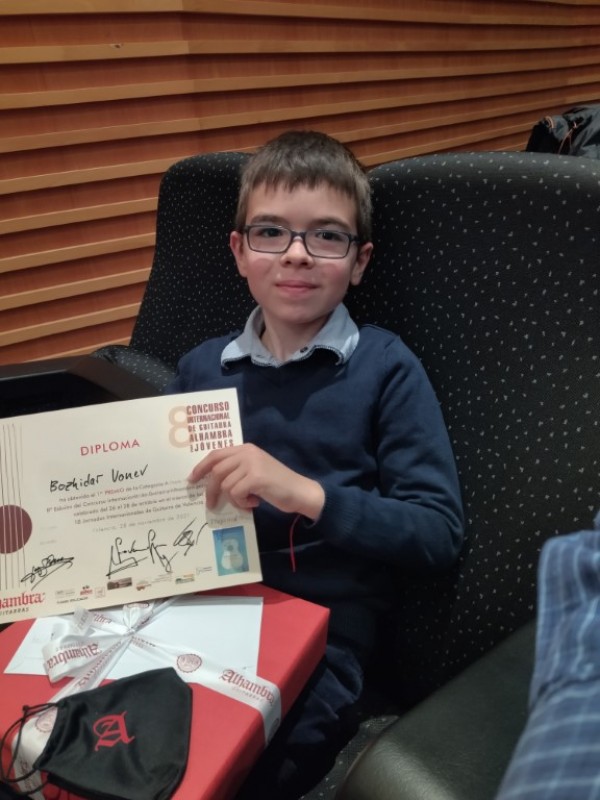 8-годишният китарист Божидар грабна първото място в Испания / Новини от Казанлък