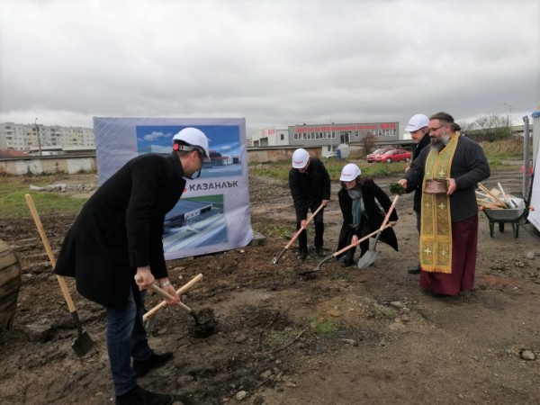 Първа копка на нов строителен хипермаркет в Казанлък / Новини от Казанлък