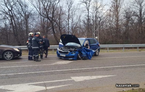 Жена бе затисната в кола след катастрофа на разклона на Крън / ОБНОВЕНА / Новини от Казанлък
