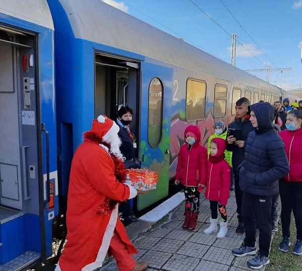 Дядо Коледа посрещна казанлъшки деца с влак / Новини от Казанлък