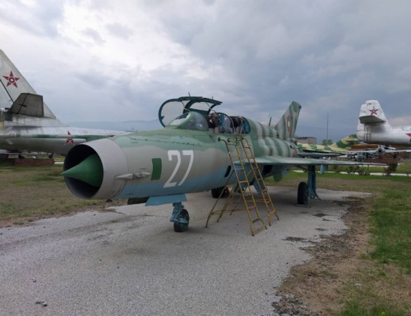 Общината дарява изтребител МиГ-21 на Летище Казанлък / Новини от Казанлък
