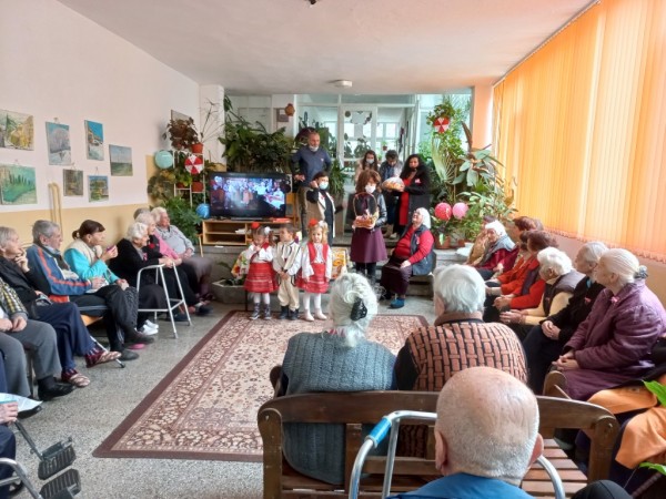 Малчугани подариха мартенички на възрасните хора от домовете / Новини от Казанлък