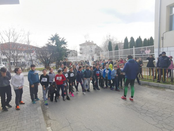 Казанлъшки ученици се състезаваха в празничен крос / Новини от Казанлък