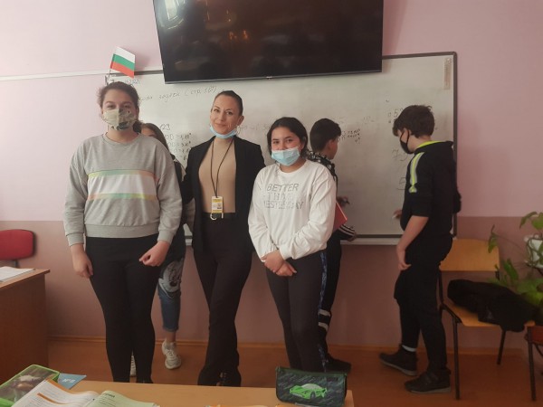 Шестокласници заместиха учителите в Деня на математиката / Новини от Казанлък