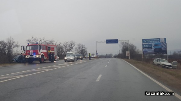 Две коли излетяха в канавката на изхода на Казанлък за село Копринка / Новини от Казанлък